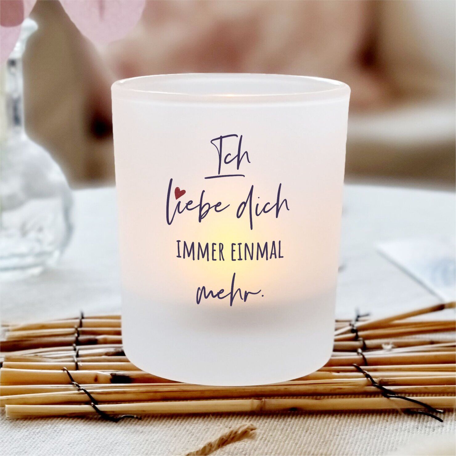 Kuestenglueck Windlicht Liebe romantische Geschenkidee für Paare und Verliebte. Beidseitig bedrucktes Windlicht Liebe Spruch: Ich liebe dich immer einmal mehr. Teelichthalter aus Glas, weiß, blau, rot